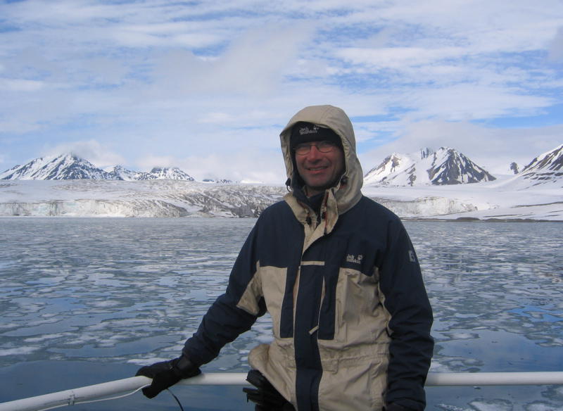 Der Autor vor einem Gletsche im Islfjorden